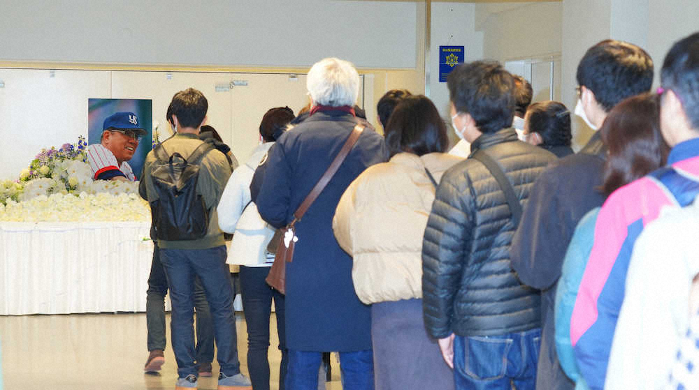 【画像・写真】ヤクルト　ノムさんしのび神宮球場、浦添、西都に献花台