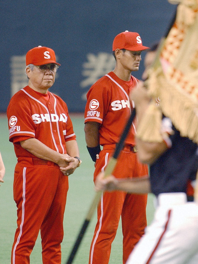 2003年9月、都市対抗野球の決勝で三菱ふそう川崎に惜しくも敗れたシダックスの野村克也監氏(左)