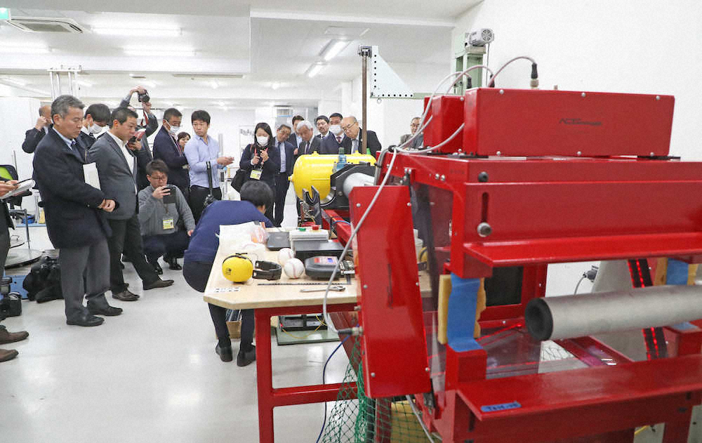 【画像・写真】＜金属製バット製品試験＞公開された金属製バットの製品試験を行う　「反発性能測定試験機」　（撮影・西川祐介）