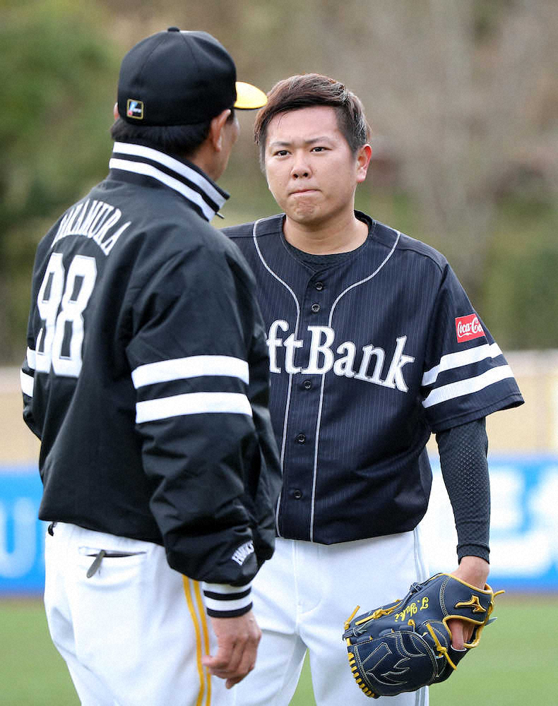 【画像・写真】＜ソフトバンク紅白戦＞1回を投げ3人で抑え、高村コーチと話をする津森（撮影・中村達也）