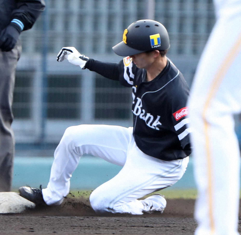【画像・写真】＜ソフトバンク紅白戦＞初回無死二塁、中村晃の時、ワイルドピッチで三塁に進んだ周東（撮影・中村達也）