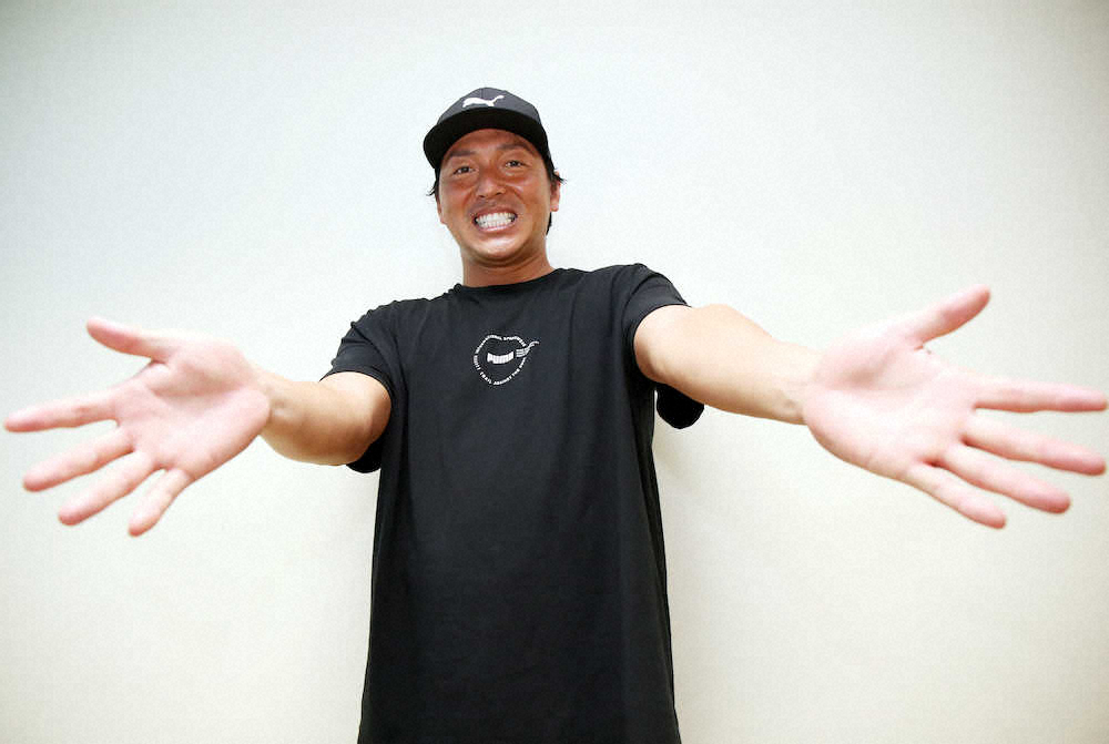 【画像・写真】＜広島春季キャンプ＞ベテランと呼ばせない！移籍2年目の逆襲を誓う長野は、ギャルの間で一世を風靡したeggポーズで若さをアピール。昨年ついに復刊した「egg」同様、チョーさんも復活だ（撮影・北條　貴史）