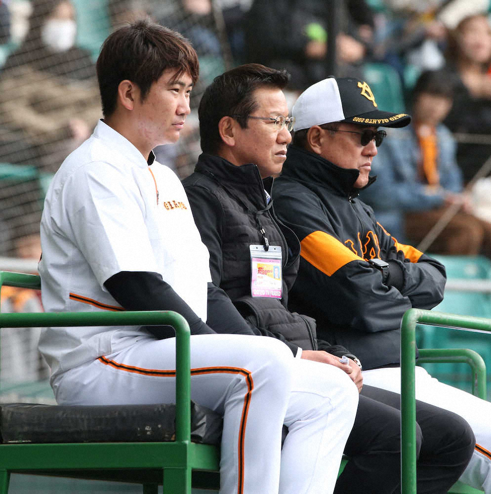 原タワーでサンチェスの投球を見る（左から）菅野、大野氏、原監督（撮影・森沢裕）