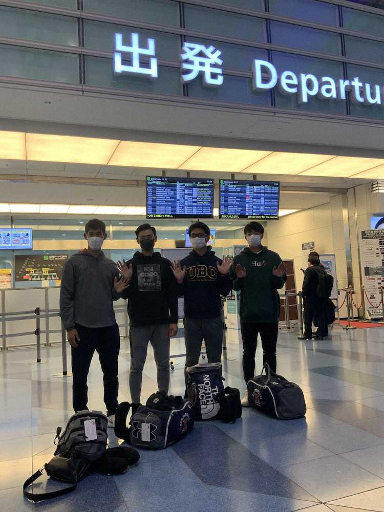 感染症予防のためマスクをして出国した慶大ナイン。左から長谷部、佐藤、関根、木沢