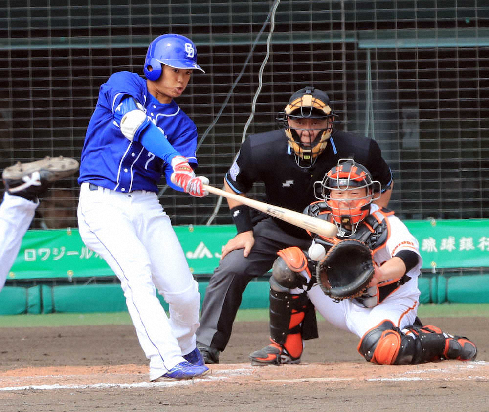 【画像・写真】中日　練習試合敗戦後に自主練習、与田監督はハッパ「僕らには時間がない」