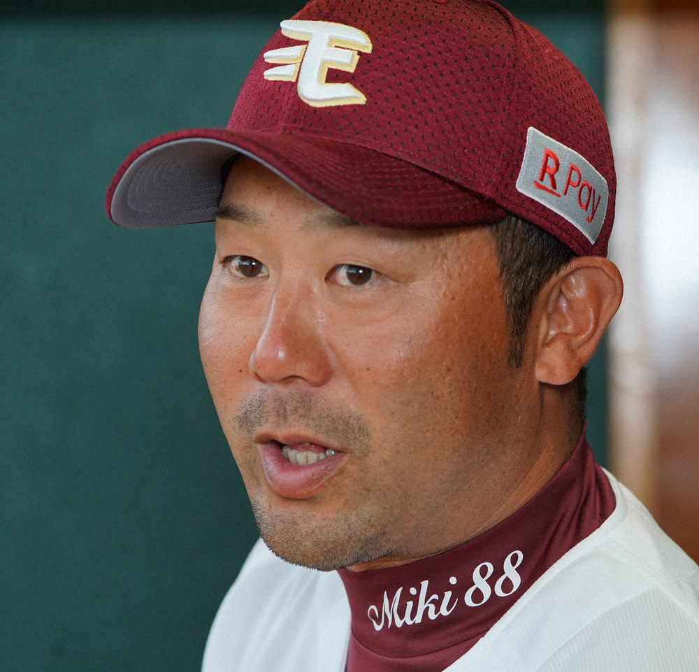 【画像・写真】楽天・三木監督　凡事徹底こそ三木ID野球　恩師ノムさん著書をキャンプ持参