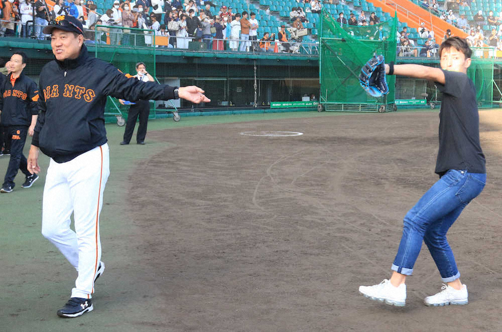 【画像・写真】マラソン男子五輪代表・服部勇馬が巨人キャンプ訪問、原監督からキャッチボール指導も