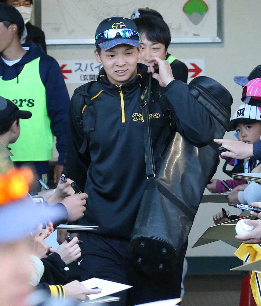 【画像・写真】ファンのサイン攻めを受ける井上（撮影・成瀬　徹）　　　　　　　