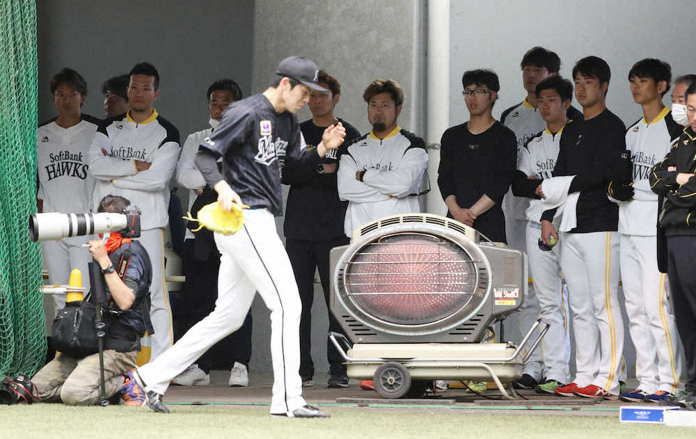 佐々木朗（手前）のブルペン投球を見学に訪れた（左から）東浜、千賀らソフトバンク投手陣