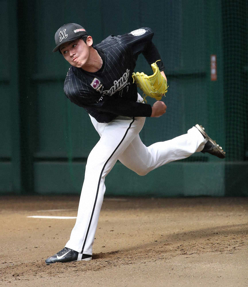 【画像・写真】ロッテ・ドラ1朗希　ソフトB投手陣が見学する中ブルペンで高い集中力　
