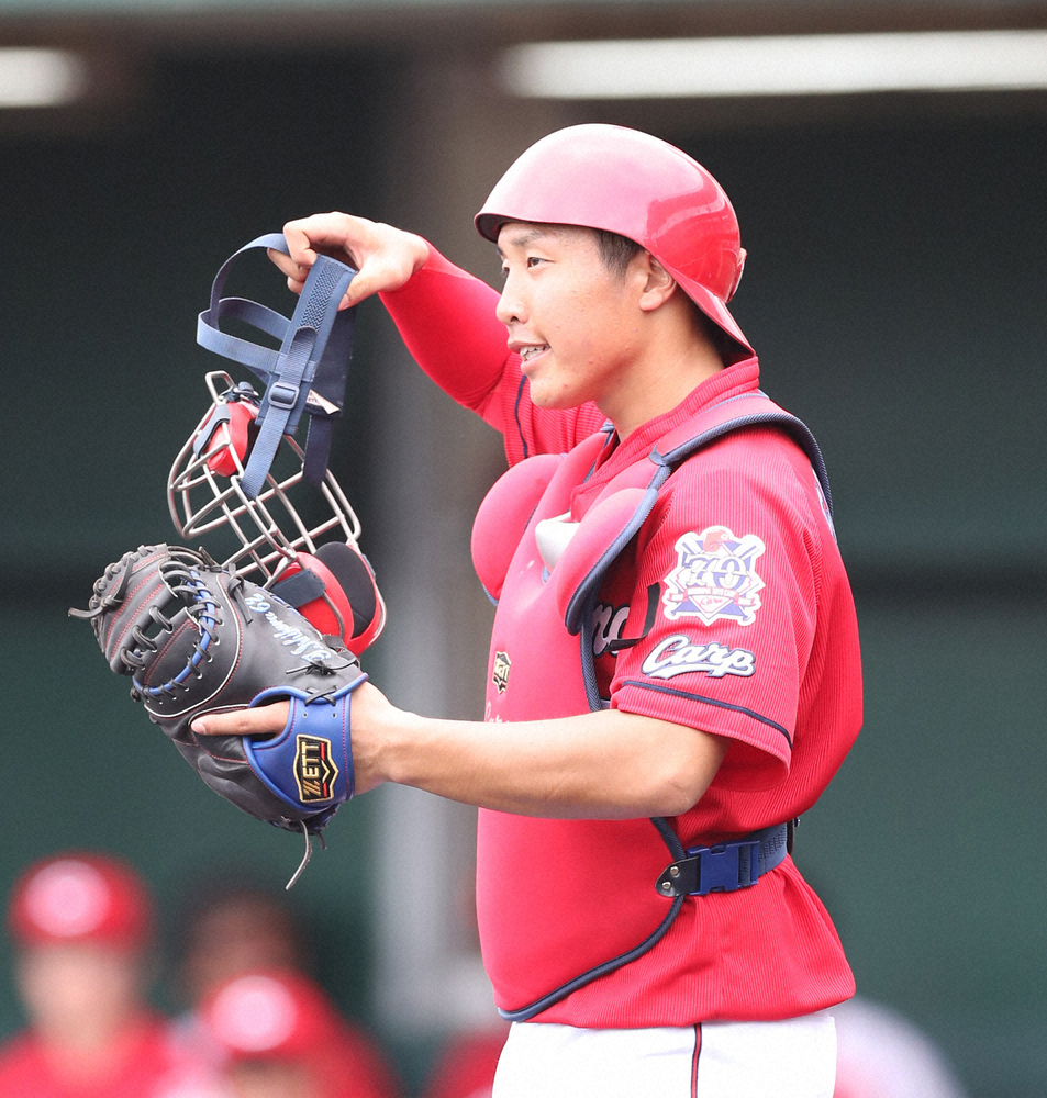 【画像・写真】広島ドラ5・石原貴　バズーカさく裂！俊足・宇草の二盗阻む