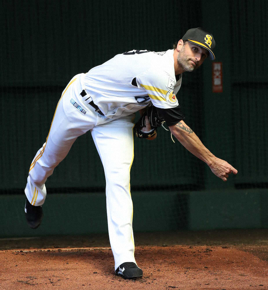 【画像・写真】ソフトB　サファテ「1歩ずつ」、ムーア「アドレナリン感じながら」　打撃投手で汗