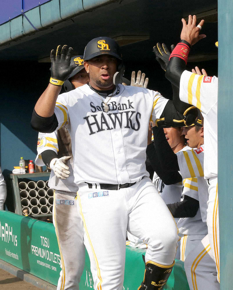 【画像・写真】ソフトB・バレンティン　バットの芯つかんだ一発からの新一発芸でつかみOK