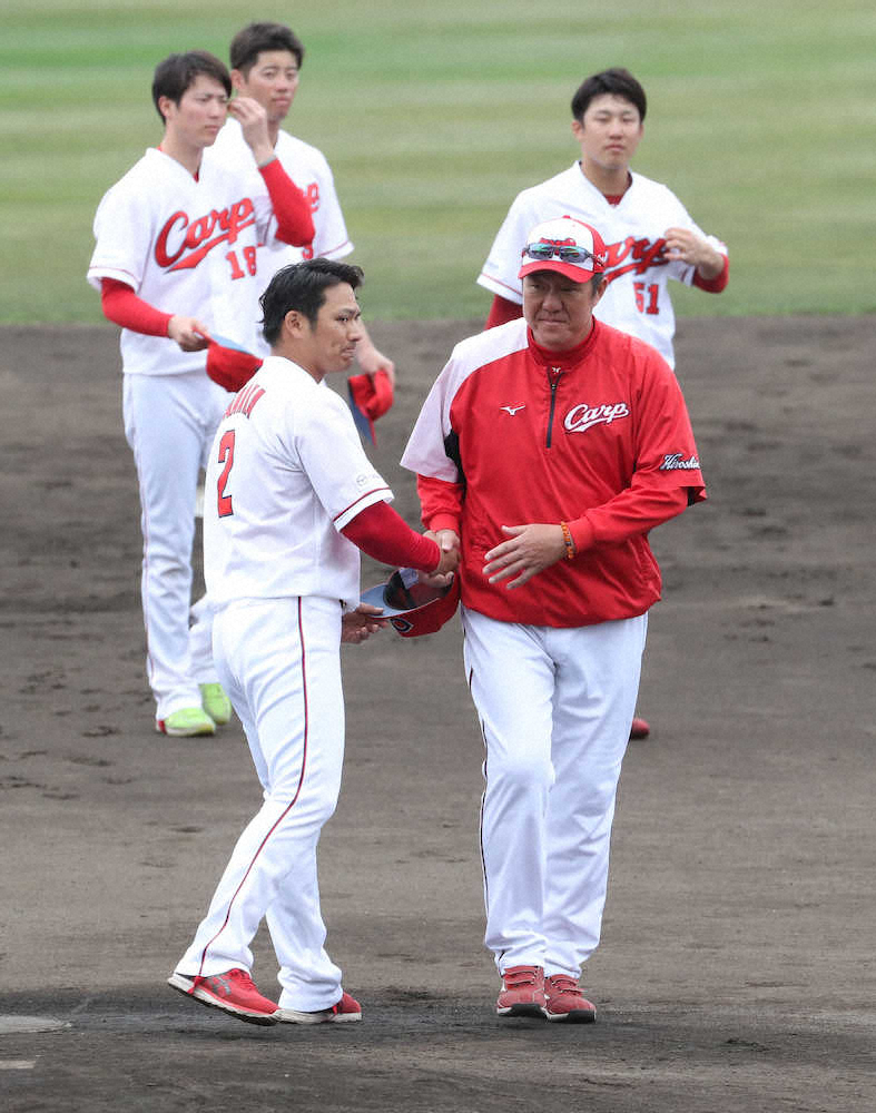 春季キャンプを終え、選手会長の田中広（左）と握手する佐々岡監督（撮影・奥　調）