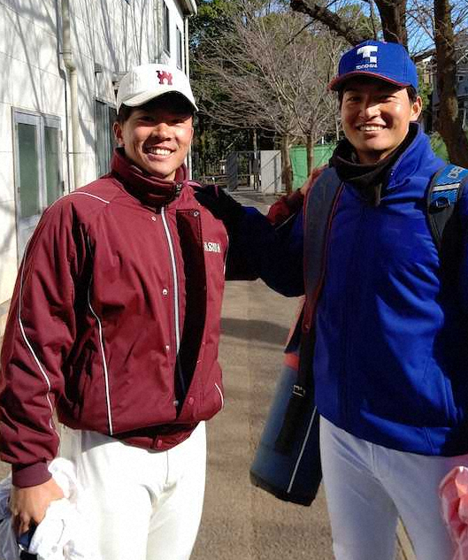 【画像・写真】東京ガスとのオープン戦で前主将の加藤（右）から激励される早川