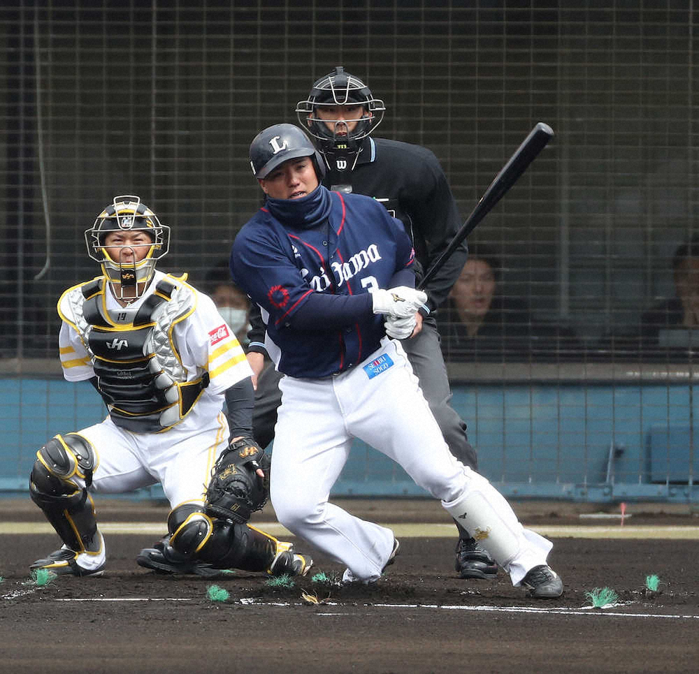 【画像・写真】ソフトバンクとの練習試合の初回1死一、二塁、遊撃併殺打に倒れる西武・山川（撮影・岡田　丈靖）