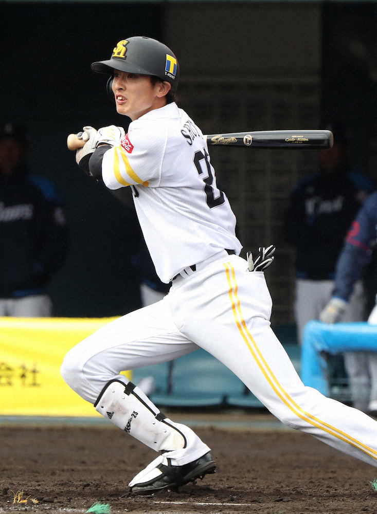 【画像・写真】西武との練習試合の3回2死満塁、左前に2点適時打を放ったソフトバンク・周東（撮影・中村達也）