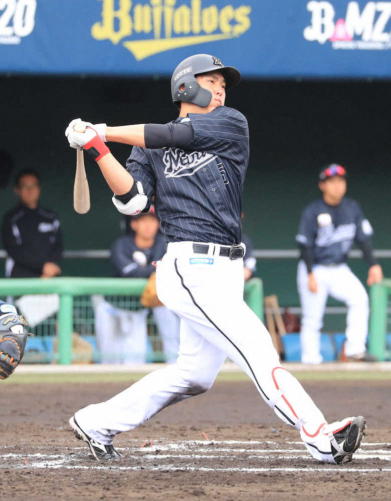 【画像・写真】オリックスとの練習試合の6回2死二、三塁、右前2点適時打を放つロッテ・安田（撮影・井垣　忠夫）