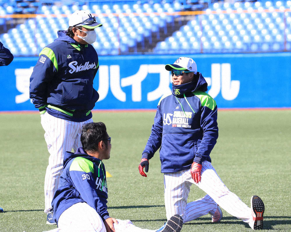 【画像・写真】山田に話しかけるマスク姿の高津監督（左）（撮影・篠原岳夫）