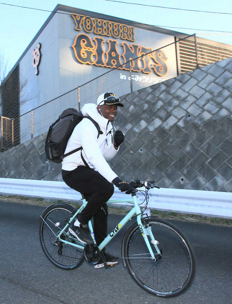 【画像・写真】笑顔を見せながら自転車で引き揚げるモタ（撮影・尾崎　有希）