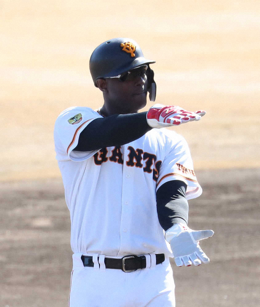 【画像・写真】練習中、シャークダンスを披露するモタ（撮影・尾崎　有希）