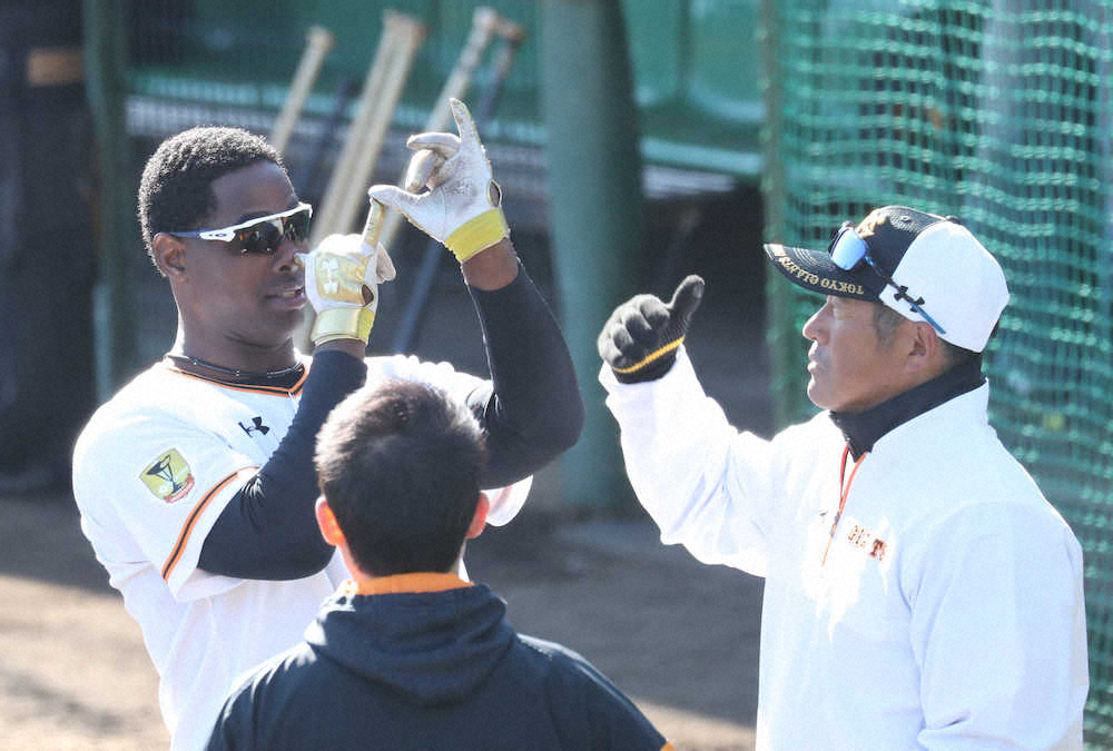 【画像・写真】石井コーチ（右）から天狗になるなよと言われ、早速鼻を伸ばすマネをするモタ（撮影・尾崎　有希）