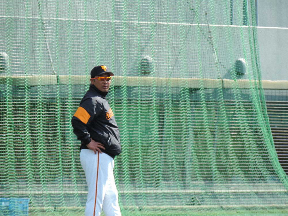 【画像・写真】ファームの春季キャンプ最終日に練習を見守る阿部2軍監督　　　　　