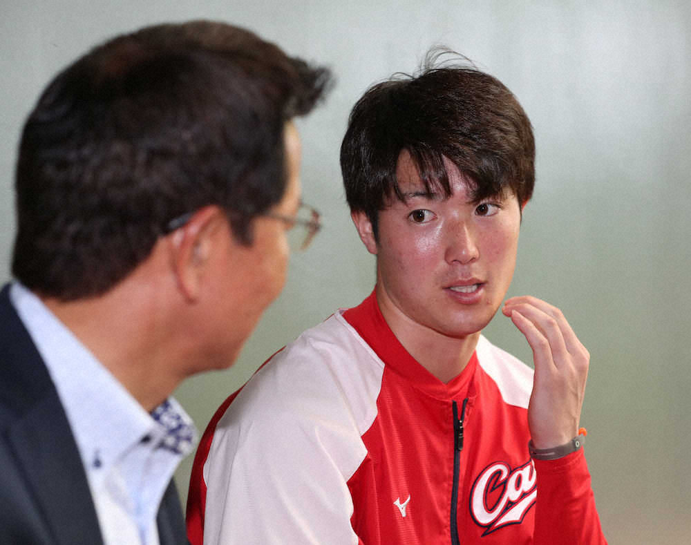 【画像・写真】大野豊氏（左）と対談する森下（撮影・奥　調）