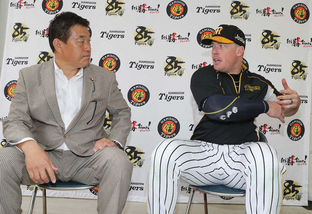 【画像・写真】熱い打撃談義を繰り広げるボーアと広澤克実氏（撮影・大森　寛明）