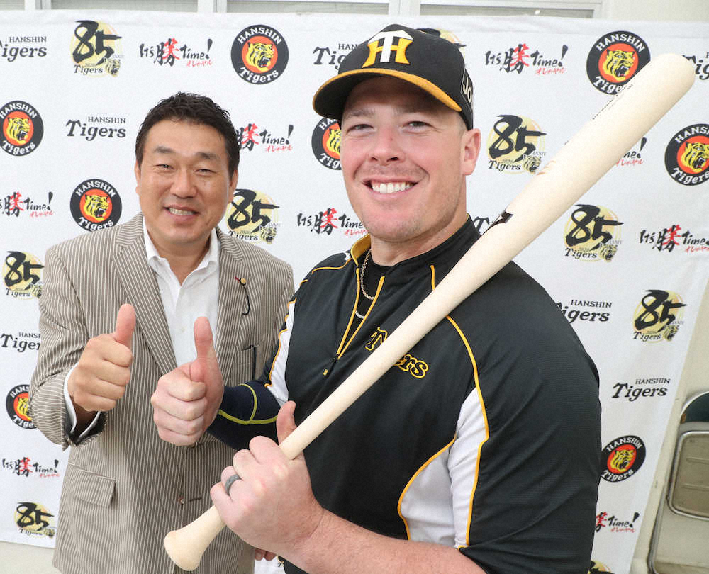 【画像・写真】本誌評論家・広澤克実氏（左）と熱く打撃談義をかわしたボーア（撮影・大森　寛明）