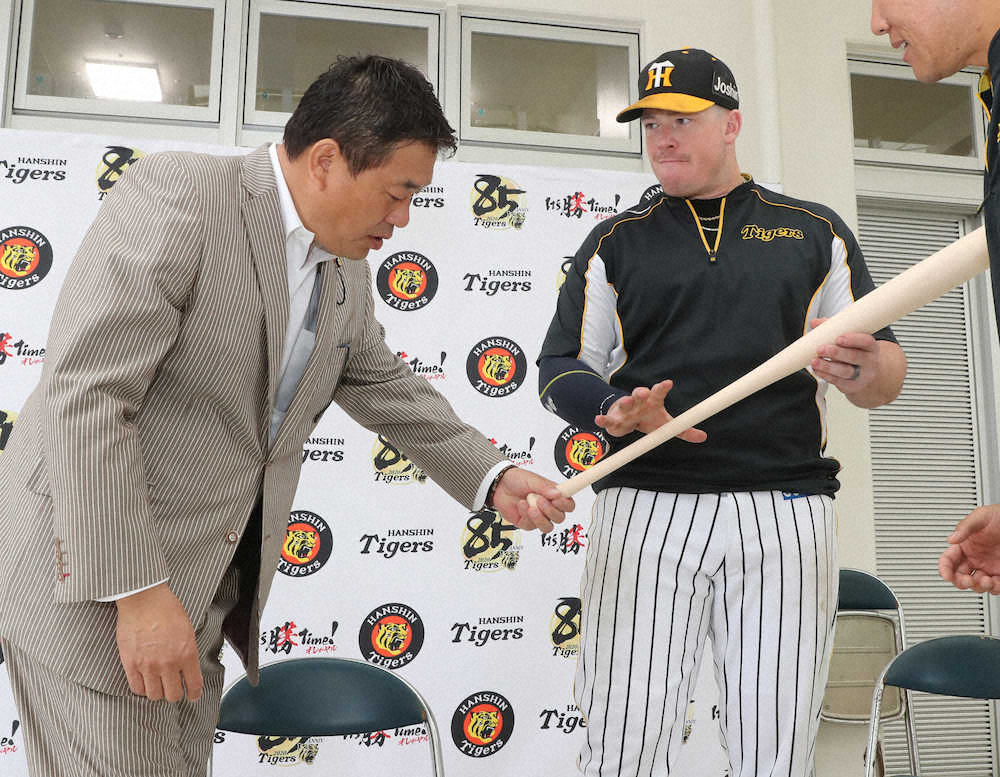 【画像・写真】広澤克実氏（左）に自身のバットへのこだわりを語るボーア（撮影・大森　寛明）