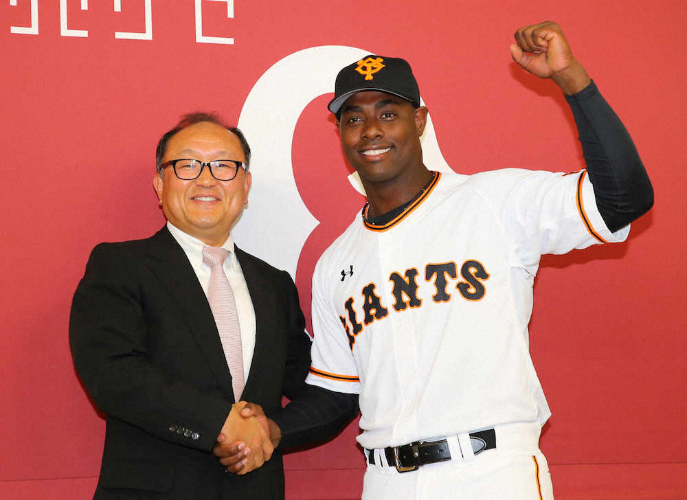 【画像・写真】巨人・モタ　支配下登録で会見、両親のサプライズメッセージに号泣「ヤバイ」