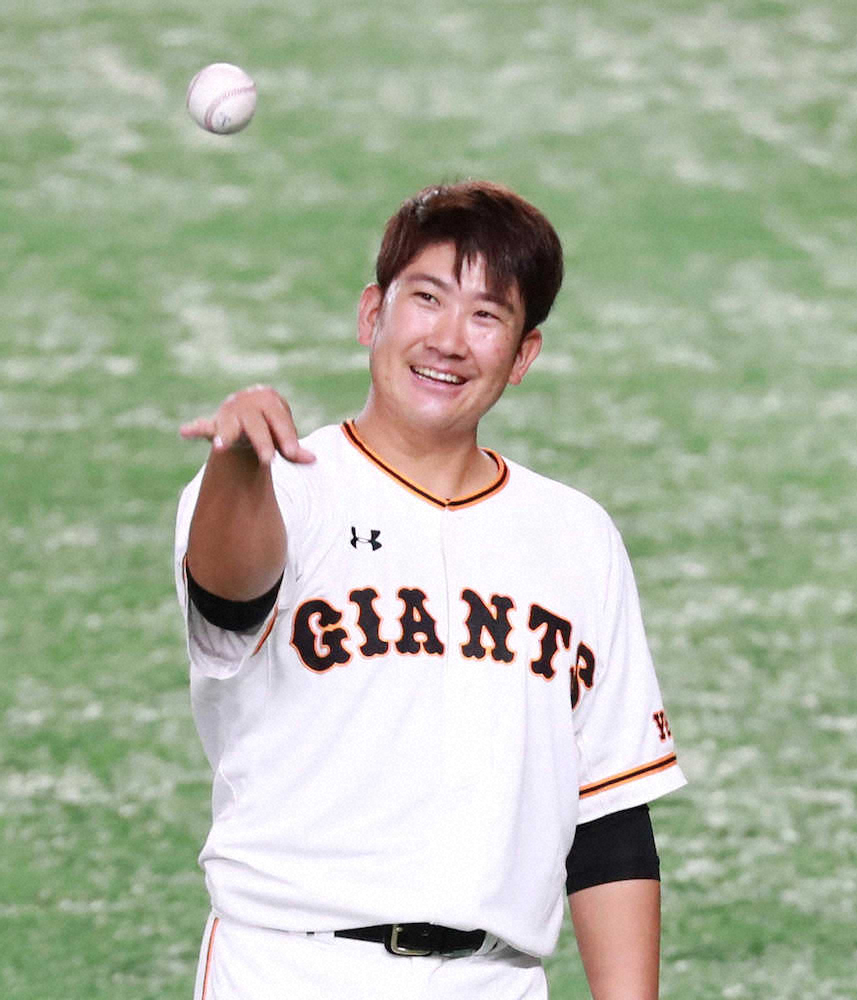 【画像・写真】笑顔でボールを投げる巨人・菅野（撮影・木村　揚輔）
