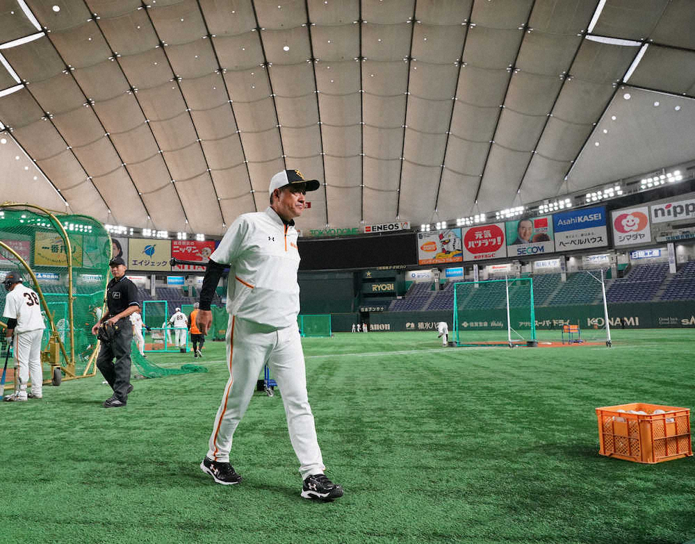 【画像・写真】練習終了し引き揚げる原監督（撮影・島崎忠彦）