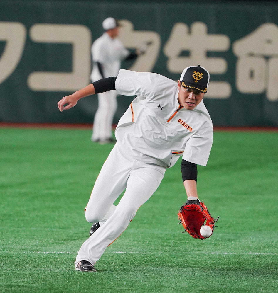 【画像・写真】ノックを受ける坂本（撮影・島崎忠彦）