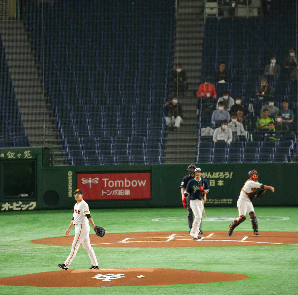 【画像・写真】史上初の無観客で行われたヤクルトのオープン戦、初回1死、山田哲から三振を奪う菅野（撮影・木村　揚輔）