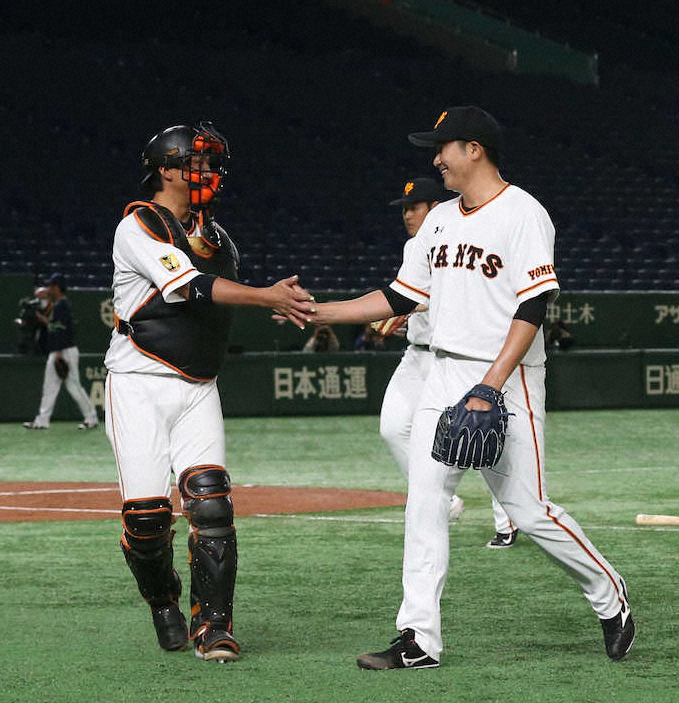 【画像・写真】史上初の無観客で行われたヤクルトのオープン戦、初回を抑え小林とタッチする菅野（右）（撮影・西海健太郎）