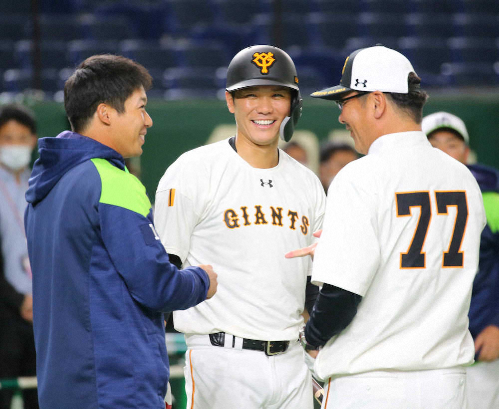 【画像・写真】ヤクルト・山田哲（左）、元木コーチ（右）と談笑する坂本（撮影・木村　揚輔）