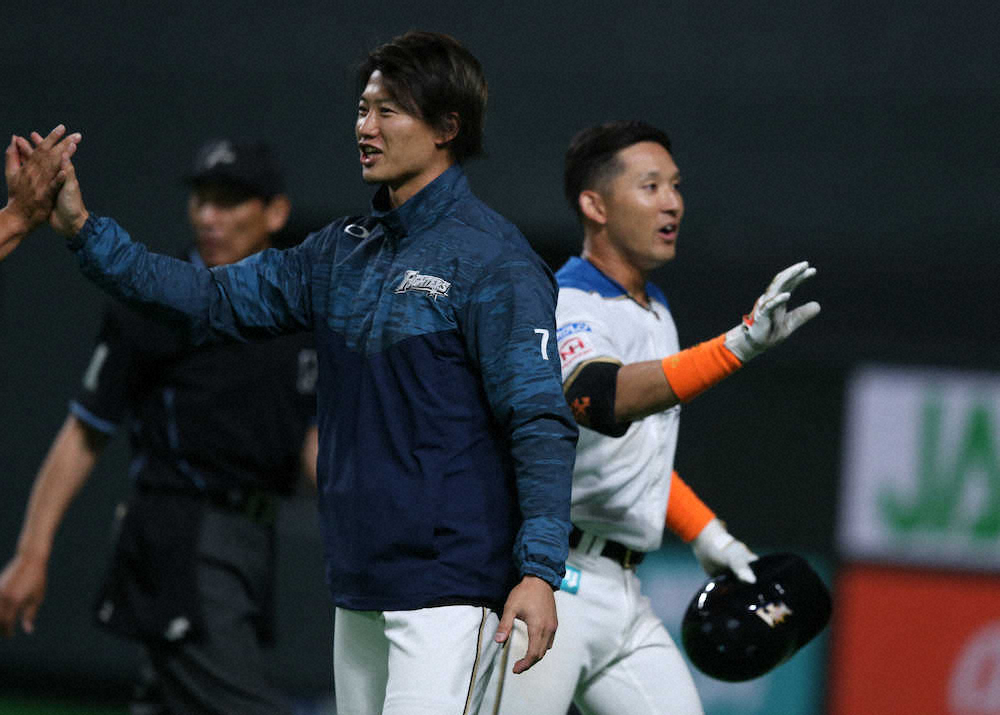 【画像・写真】オリックスとのオープン戦の9回2死満塁、サヨナラ安打を放った杉谷をスルーする西川（左）（撮影・高橋茂夫）
