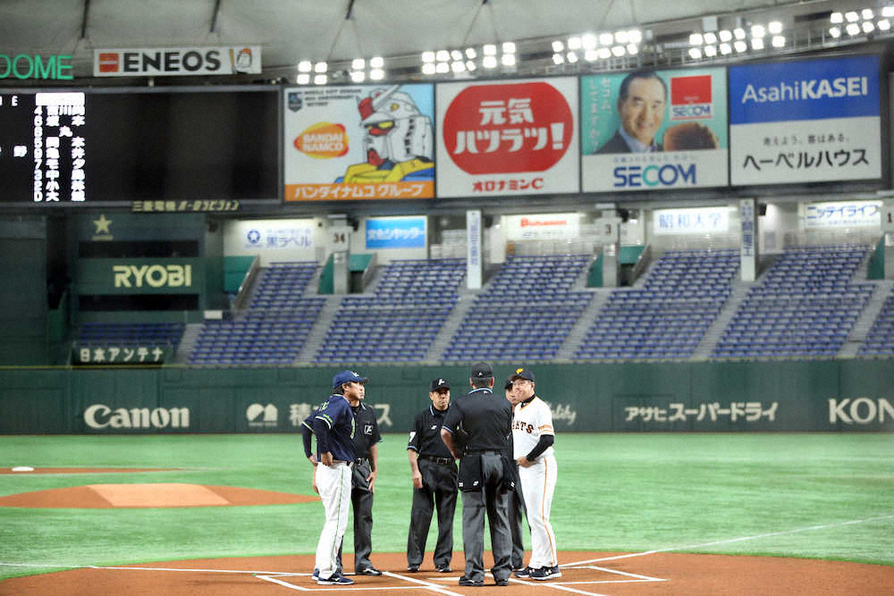 【画像・写真】オープン戦、無観客の中試合前のメンバー表交換を行う高津監督（左）、原監督（右）と審判団（撮影・久冨木　修）
