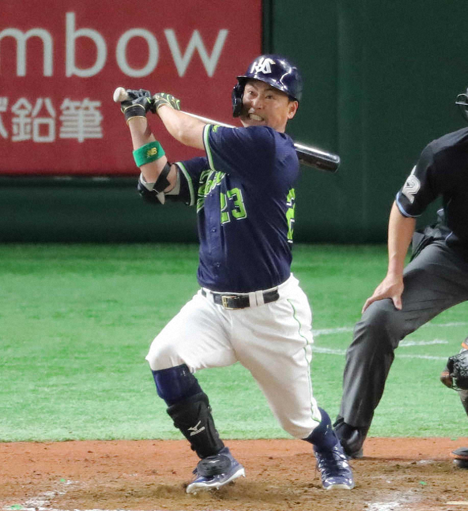 【画像・写真】巨人とのオープン戦、8回2死二塁、巨人・サンチェスから同点2点本塁打を放つヤクルト青木（撮影・木村　揚輔）