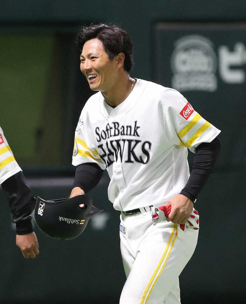 【画像・写真】阪神とのオープン戦、8回2死一塁、適時三塁打を放ったソフトバンクの佐藤は笑顔を見せる（撮影・岡田　丈靖）