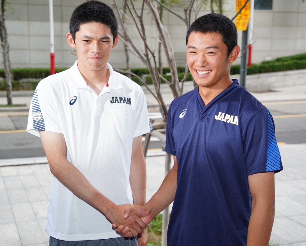 昨年、高校日本代表での佐々木朗（左）と奥川