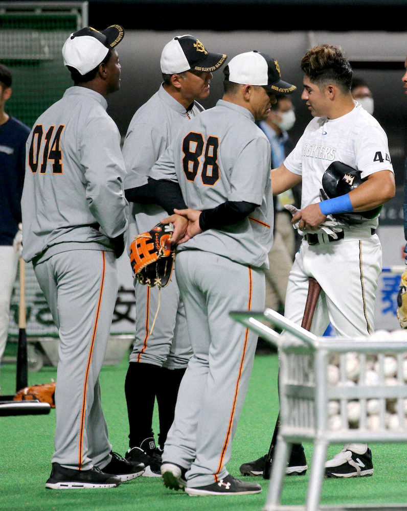 【画像・写真】巨人・パーラ 先発も初回守備に就かず交代　首の左側に違和感