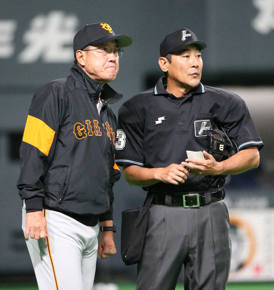 【画像・写真】6回、選手交代を告げる原監督（撮影・森沢裕）
