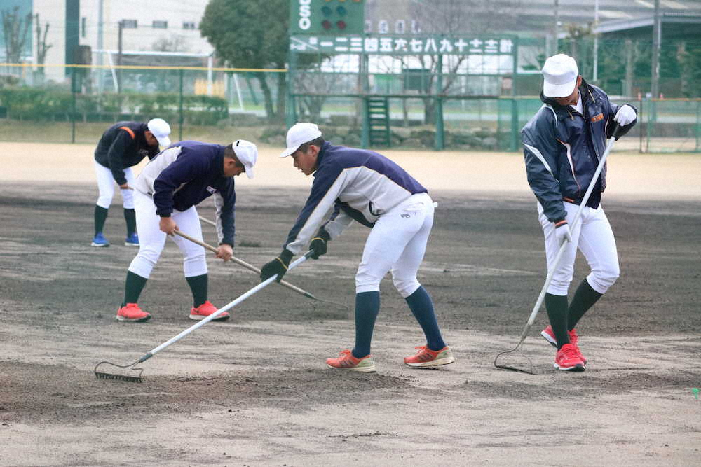 【画像・写真】グラウンド整備から練習を再開させた尽誠学園ナイン