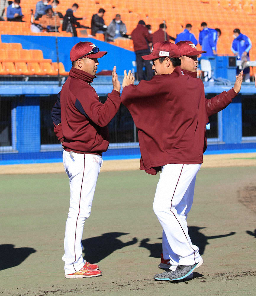 【画像・写真】DeNAに勝利し三木監督とハイタッチする牧田　（撮影・白鳥　佳樹）