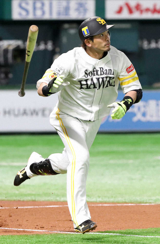 【画像・写真】ヤクルトとのオープン戦の2回1死、右越えに本塁打を放った松田宣（撮影・中村達也）