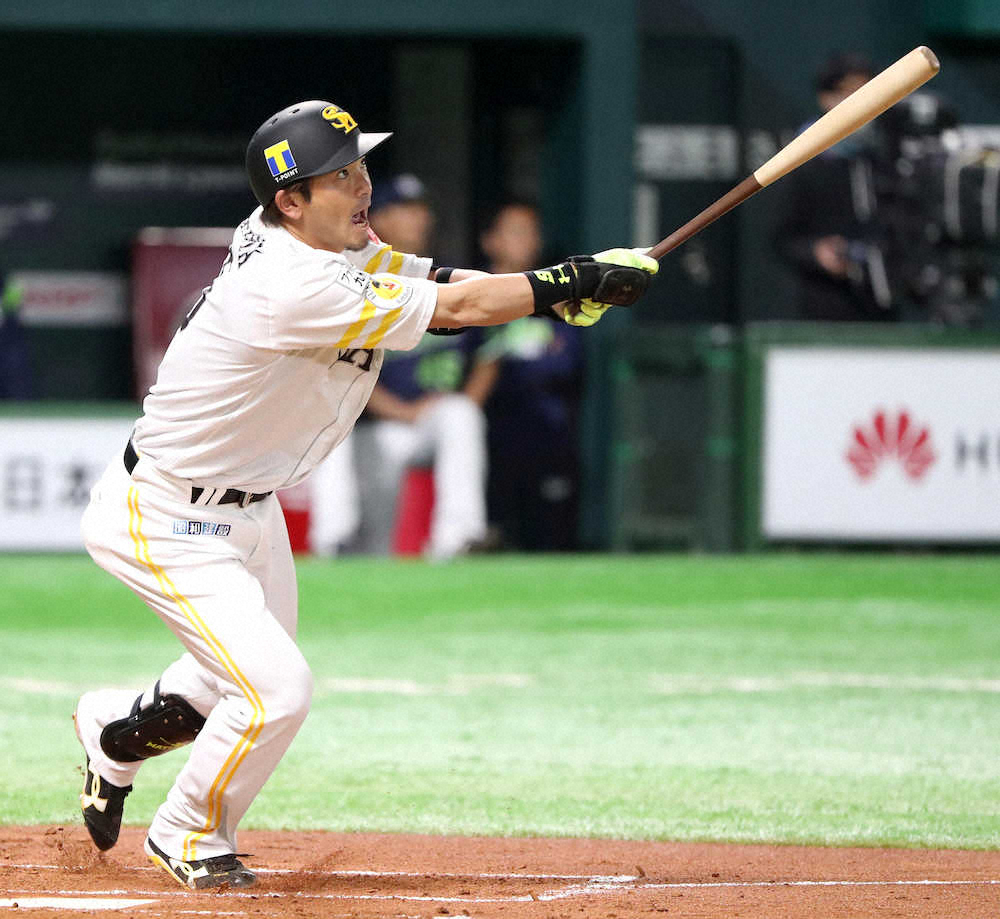 【画像・写真】ヤクルトとのオープン戦の2回1死、右越えに本塁打を放った松田宣（撮影・中村達也）