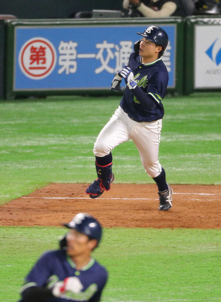 【画像・写真】ソフトバンクとのオープン戦の5回、右中間2点適二塁打を放つヤクルト・吉田大成（撮影・岡田　丈靖）